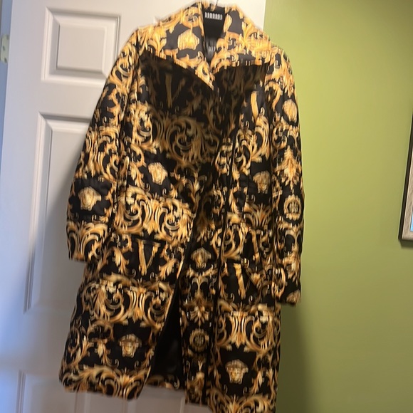 Versace - Picture 2 of 4